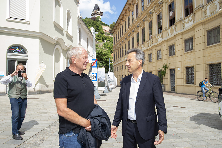 GerambRose-Ausstellung rückt Baukultur im Herzen der Stadt gekonnt ins Bild. Helmut Marko und Bgm. Siegfried Nagl (v. l.)