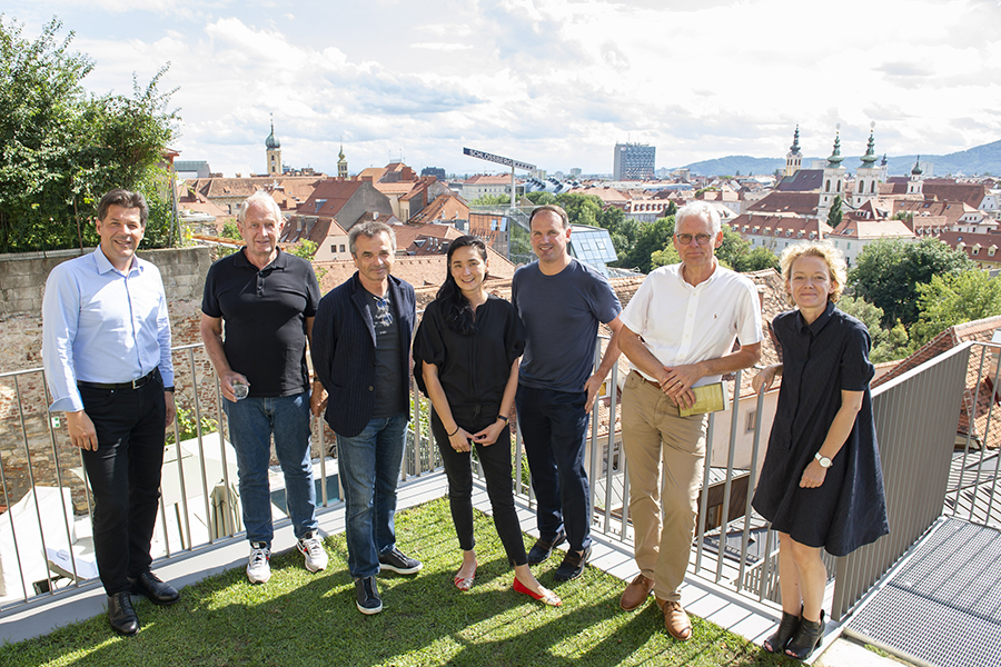 GerambRose-Ausstellung rückt Baukultur im Herzen der Stadt gekonnt ins Bild. Bertram Werle, Helmut Marko, Hans Gangoly, Nicole Lam, Gustav Spener, Christian Brugger und Barbara Meisterhofer (v. l.).