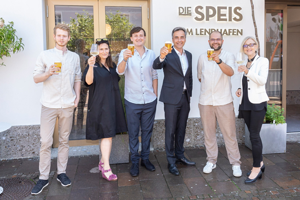 Eröffnung mit einem Prost (v. l.): Stephan Rieger, Pia Paierl (Referat f. Wirtschafts- u. Tourismusentwicklung), Lukas Mosler, Bürgermeister Siegfried Nagl, Florian Joham und Andrea Keimel (Abteilungsvorständin).