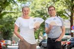 Amtsleiterin Dr.in Eva Winter und Stadtrat Robert Krotzer präsentieren die Fächer mit 9 Hitzetipps. Sie werden kostenlos zugesandt. © Stadt Graz/Fischer Amtsleiterin Dr.in Eva Winter und Stadtrat Robert Krotzer präsentieren die Fächer mit 9 Hitzetipps. Sie werden kostenlos zugesandt.