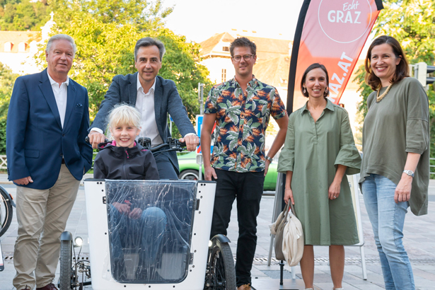 Erwin Sacher (Verein Echt Graz), Bürgermeister Siegfried Nagl, Linda, Michael Brulz (Lemur Bike) sowie die Unternehmerinnen Christine Beikirchner und Julia Pengg (v. l.).