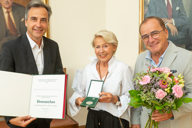 Ehrenzeichen in Silber für Margarete Feldmann-Hasenhütl, überreicht von Bürgermeister Siegfried Nagl. Gatte Wolfgang freute sich sichtlich mit.
