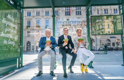 Holding Graz Vorstandsvorsitzender Wolfgang Malik, Bürgermeister Siegfried Nagl und Ankünder-CEO Dieter Weber im ersten begrünten Wartehäuschen