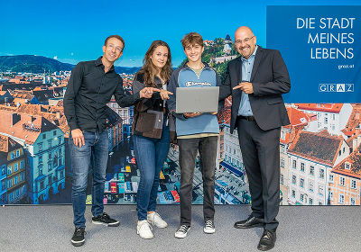 Digital Natives: Die PraktikantInnen Paulina Stäblein und Paul Witzel (M. ) präsentierten ihre Ergebnisse vor Max Mazelle, Leiter der Abteilung für Kommunikation (r. ) und UNI for LIFE-Geschäftsführer Stephan Witzel.