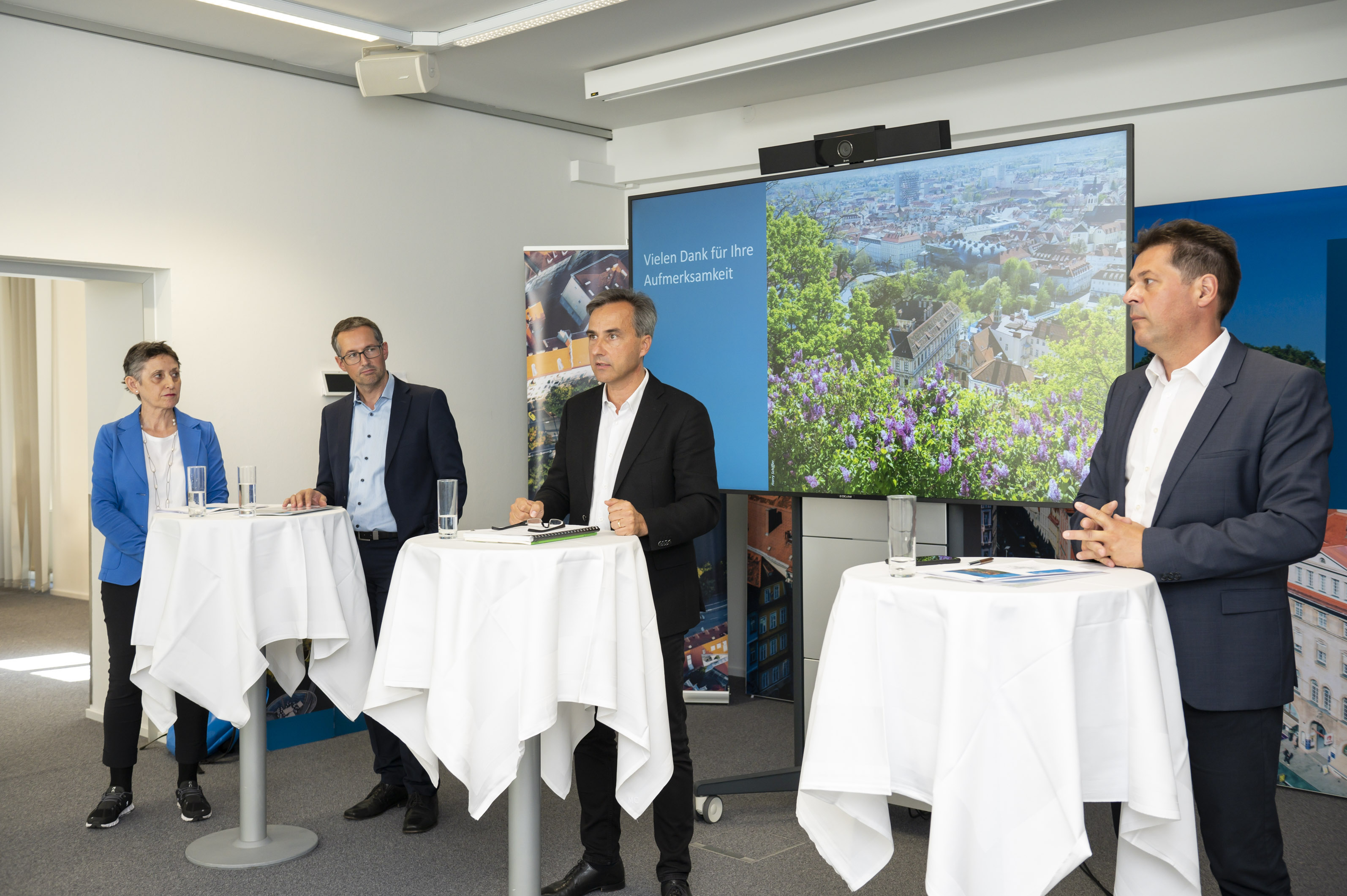 Vermessungsamtsleiterin Elke Achleitner, Stadtplanungschef Bernhard Inninger, Bürgermeister Siegfried Nagl und Stadtbaudirektor Bertram Werle (v.l.) © Stadt Graz/Fischer Vermessungsamtsleiterin Elke Achleitner, Stadtplanungschef Bernhard Inninger, Bürgermeister Siegfried Nagl und Stadtbaudirektor Bertram Werle (v.l.)