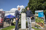 Bürgermeister Nagl und Gerhard Berger bei der Rindt-Gedenkstatue
