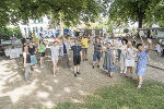 Sommerliche Temperaturen sorgten für gute Laune bei Stadtrat Krotzer (links) und dem NaNet-Team im Fröbelpark © Stadt Graz/Fischer Sommerliche Temperaturen sorgten für gute Laune bei Stadtrat Krotzer (links) und dem NaNet-Team im Fröbelpark