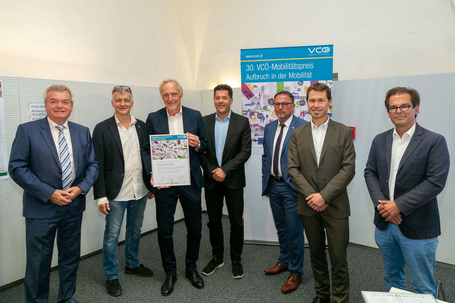 GrazLog macht preisgekrönt mobil: LH-Stv. Anton Lang, GR Manfred Eber, Stadtrat Günter Riegler, Stadtbaudirektor Bertram Werle, Peter Wallis (ÖBB) Christian Gratzer (VCÖ), und Verkehrsplanungschef Wolfgang Feigl v. l.). © Land Steiermark/Frankl GrazLog macht preisgekrönt mobil: LH-Stv. Anton Lang, GR Manfred Eber, Stadtrat Günter Riegler, Stadtbaudirektor Bertram Werle, Peter Wallis (ÖBB) Christian Gratzer (VCÖ), und Verkehrsplanungschef Wolfgang Feigl v. l.).