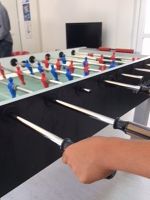 beim Tischfußball spielen beim Tischfußball spielen
