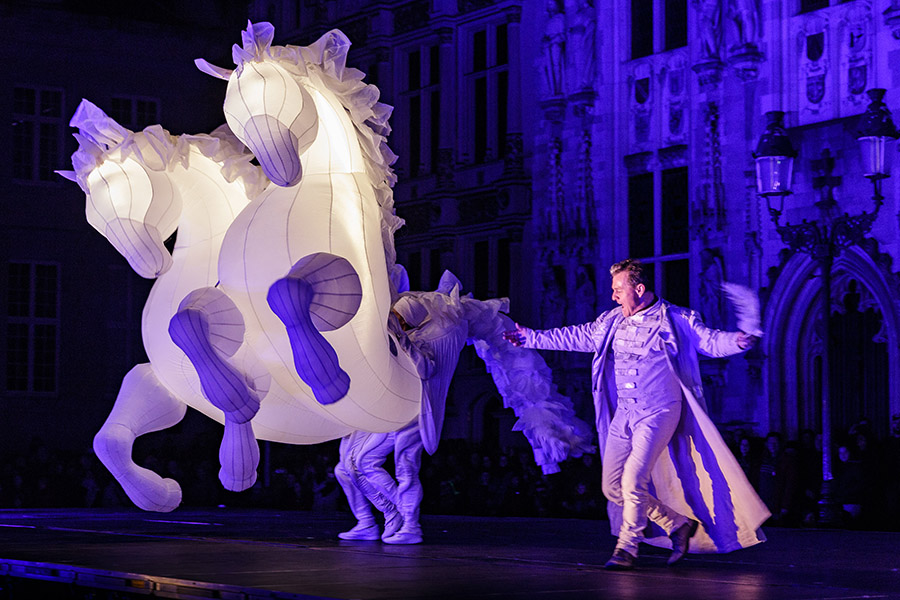 FierS à Cheval von Compagnie des Quidams © Marc Van Canneyt FierS à Cheval von Compagnie des Quidams