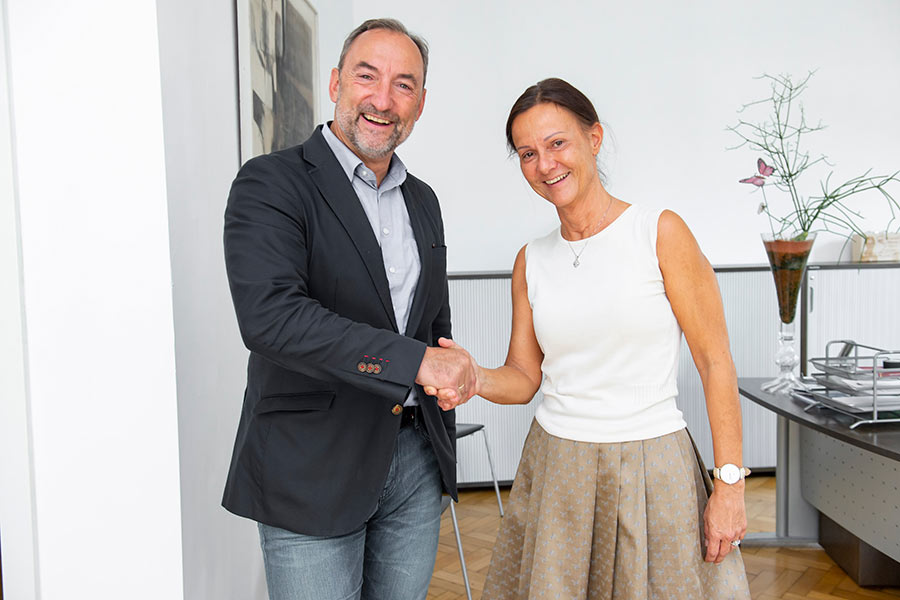 Der Grazer Vizebürgermeister Mario Eustacchio gratulierte der frischgebackenen Abteilungsleiterin.