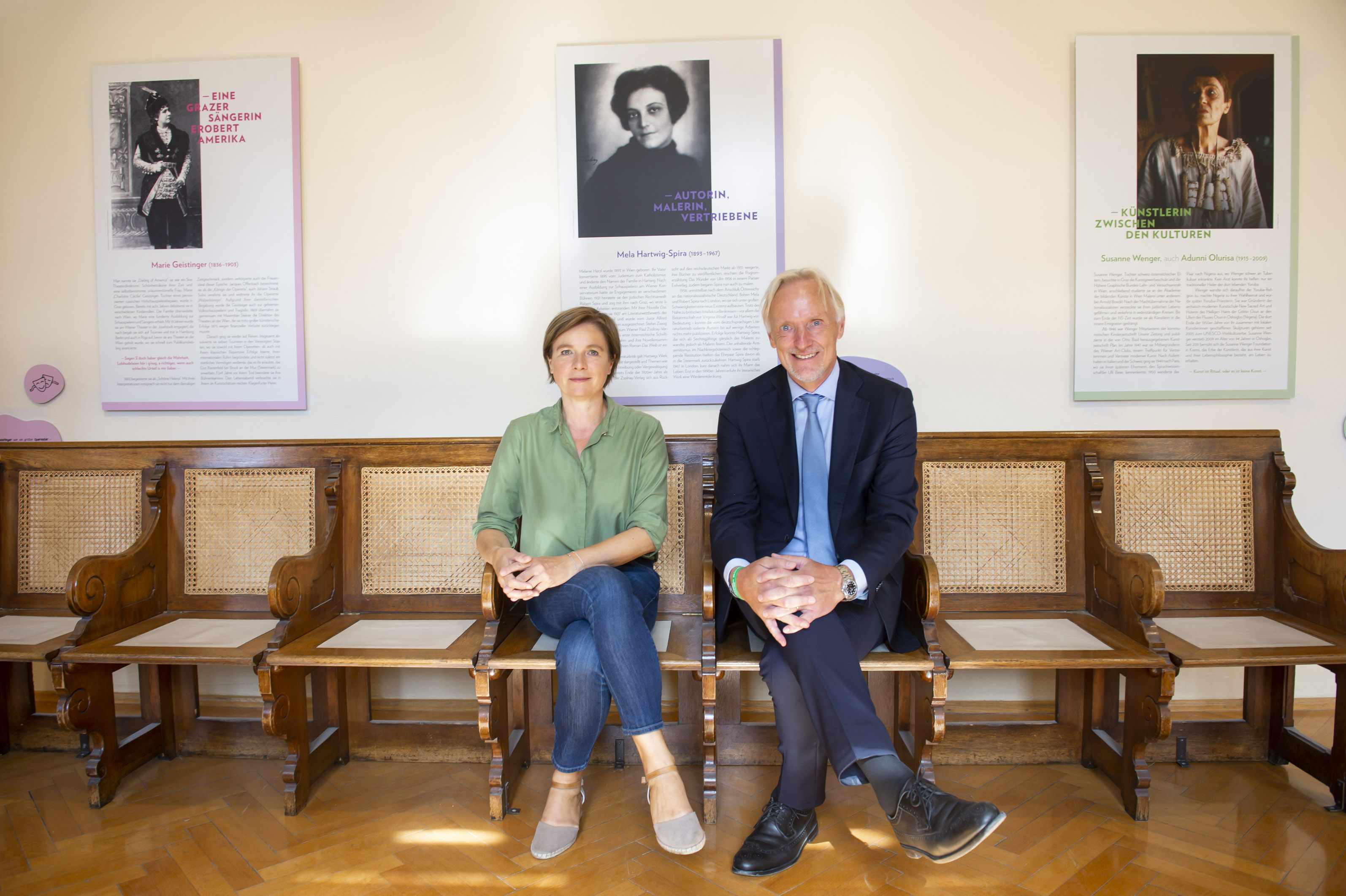 Frauenstadträtin Judith Schwentner und Kulturstadtrat Günter Riegler präsentieren die erneuerte Pionierinnen-Galerie.