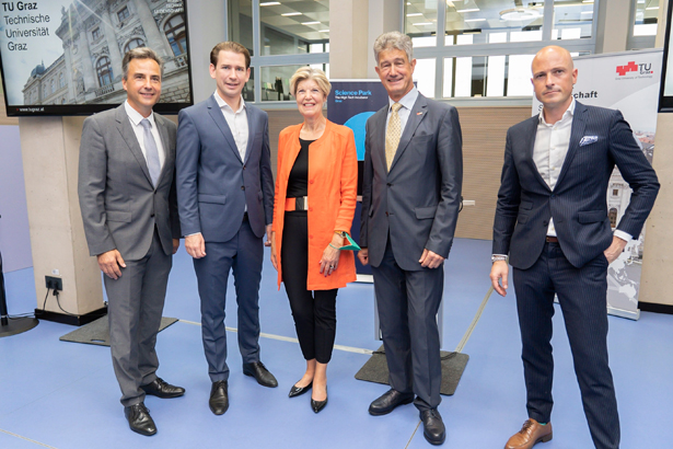 Bundeskanzler Sebastian Kurz (2. v. l.) zu Gast im Science Park Graz: Bürgermeister Siegfried Nagl (l.) TU-Rektor Harald Kainz (4. v. l.), Science-Park-Leiter Martin Mössler (r.) sowie Karin Schaupp, Vorsitzende des Universitätsrates, empfingen ihn herzlich.