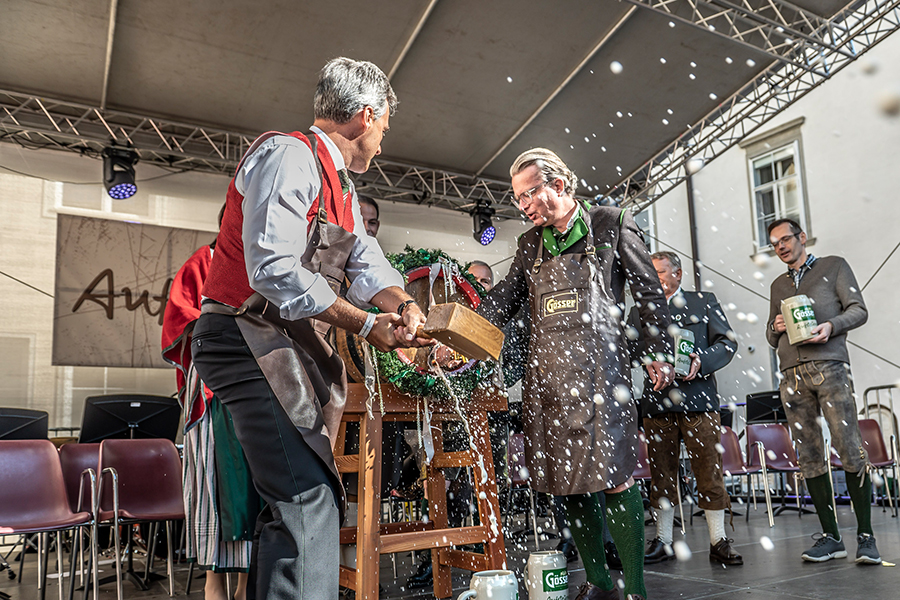 Bieranstich zum Auftakt: Bürgermeister Siegfried Nagl eröffnete mit Hilfe von Landesrat Christopher Drexler das Festival.