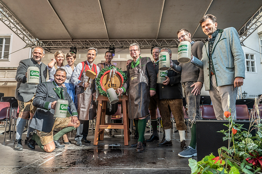 Bieranstich zum Auftakt: Bürgermeister Siegfried Nagl eröffnete mit Hilfe von Landesrat Christopher Drexler das Festival.