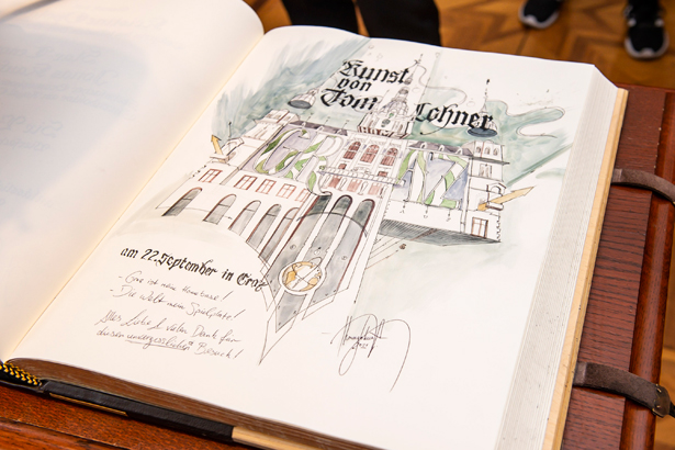 Eintrag ins Goldene Buch ganz nach Tom Lohners Art - von Graz aus die Welt erobern.