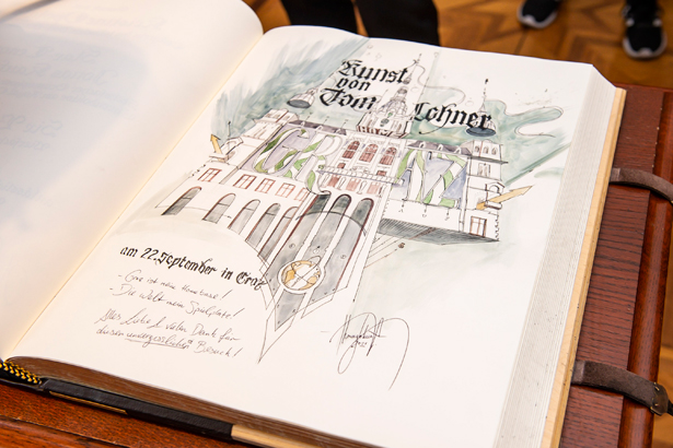 Eintrag ins Goldene Buch ganz nach Tom Lohners Art - von Graz aus die Welt erobern. © Stadt Graz/Fischer Eintrag ins Goldene Buch ganz nach Tom Lohners Art - von Graz aus die Welt erobern.