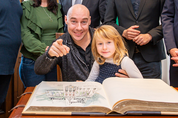 Sind als Papa-Tochter-Gespann kreativ: Tom und seine Charlie (4).