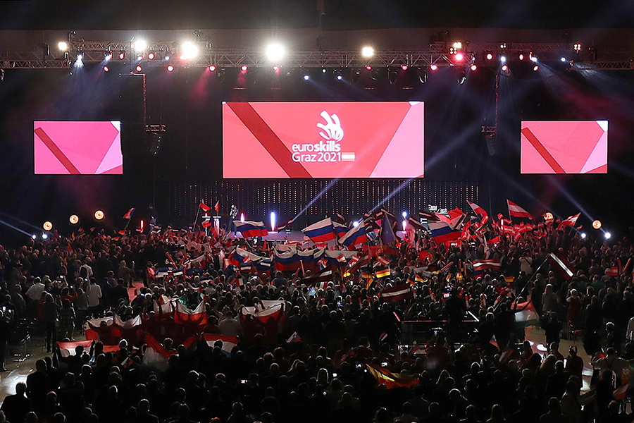 Fahnenmeer: Knapp 3.000 BesucherInnen aus den verschiedensten Nationen waren bei der gestrigen Eröffnung dabei.