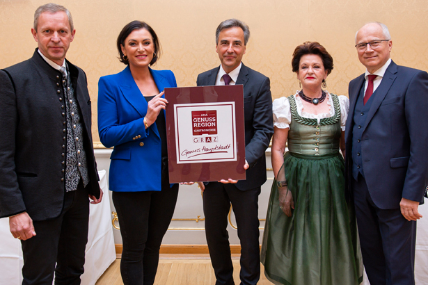 Gütesiegel "AMA-Genussregion" wurde heute im Rittersaal des Landhauses verliehen: GTG-GF Dieter Hardt-Stremayr, Ministerin Elisabeth Köstinger, Bürgermeister Siegfried Nagl, GenussHauptstadt-Projektleiterin Waltraud Hutter und Landesrat Johann Seitinger (v. l.). © Stadt Graz/Fischer Gütesiegel "AMA-Genussregion" wurde heute im Rittersaal des Landhauses verliehen: GTG-GF Dieter Hardt-Stremayr, Ministerin Elisabeth Köstinger, Bürgermeister Siegfried Nagl, GenussHauptstadt-Projektleiterin Waltraud Hutter und Landesrat Johann Seitinger (v. l.).