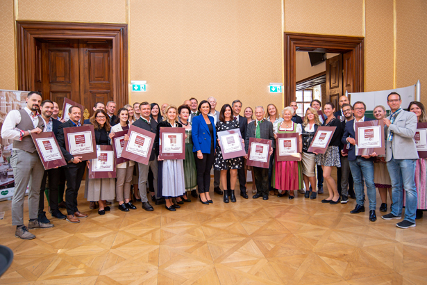 Gruppenfoto mit allen ausgezeichneten GenussHauptstadt-Partnerbetrieben. Herzliche Gratulation! © Stadt Graz/Fischer Gruppenfoto mit allen ausgezeichneten GenussHauptstadt-Partnerbetrieben. Herzliche Gratulation!
