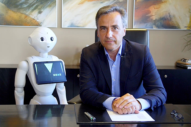 Empfangen im Kinderjahr 2022 gemeinsam die Schülerinnen und Schüler im Rathaus: Roboter Roy und Bürgermeister Siegfried Nagl. © Stadt Graz/Short&Sweet Empfangen im Kinderjahr 2022 gemeinsam die Schülerinnen und Schüler im Rathaus: Roboter Roy und Bürgermeister Siegfried Nagl.