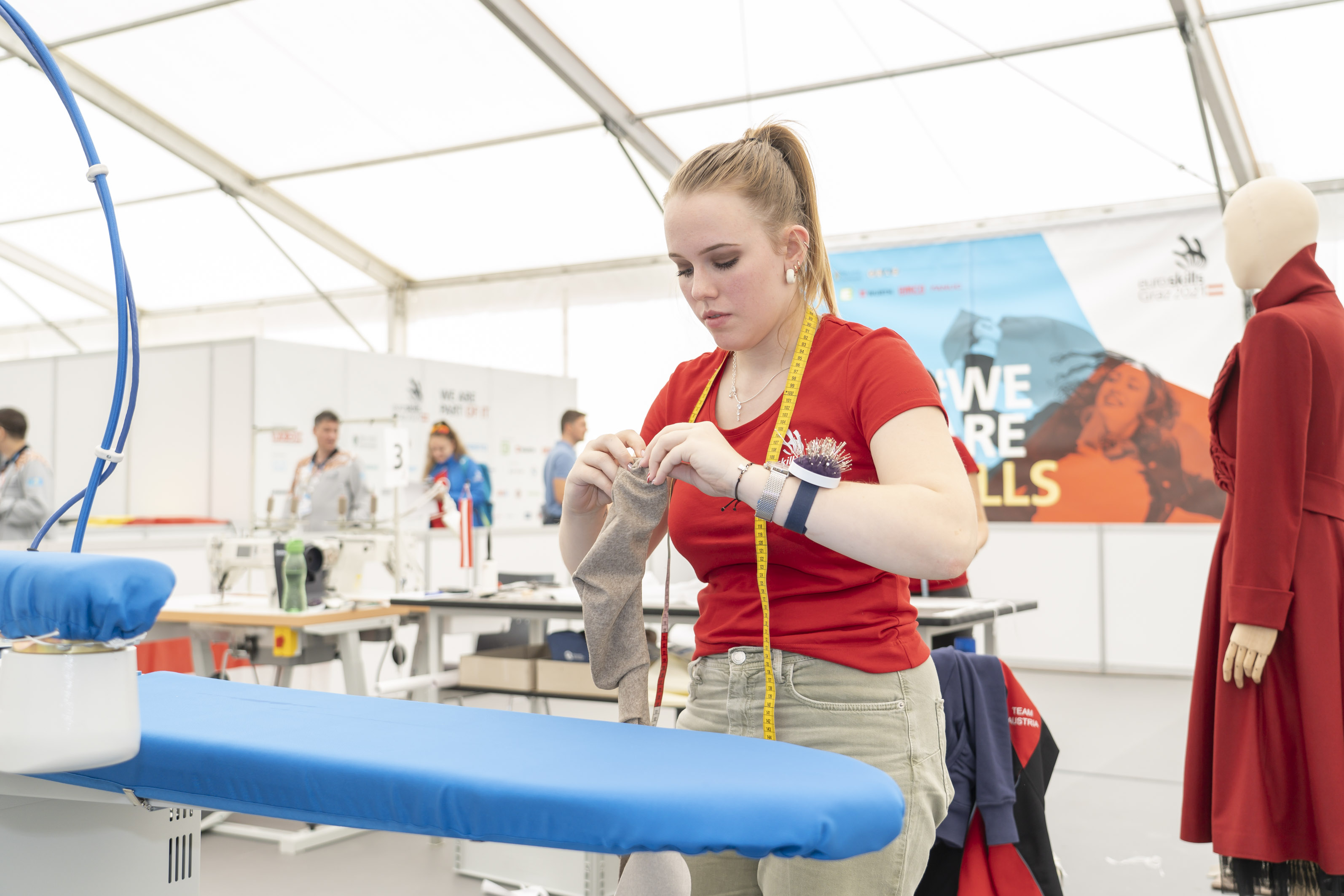 Zeichnen, Schneiden, Nähen: Die Grazer Kandidatin Laura Anna Tschiltsch tritt im Bewerb Mode-Technologie an.