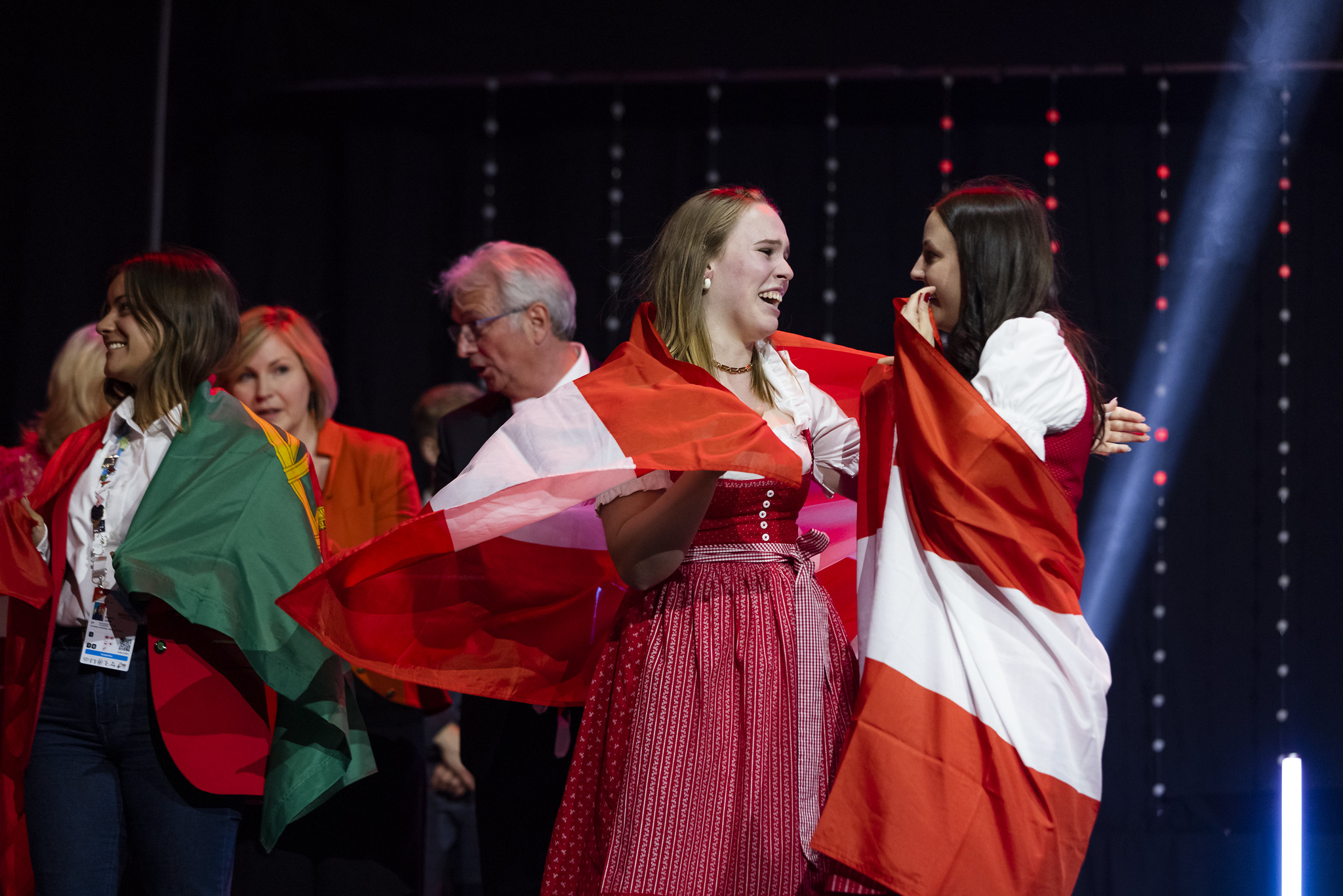 Freudentränen: Die Grazerin Lisa Tschiltsch (l.) und Teampartnerin Christina Strauß holten sich die Goldmedaille in Mode-Technologie und den "Best of Nation" Award.