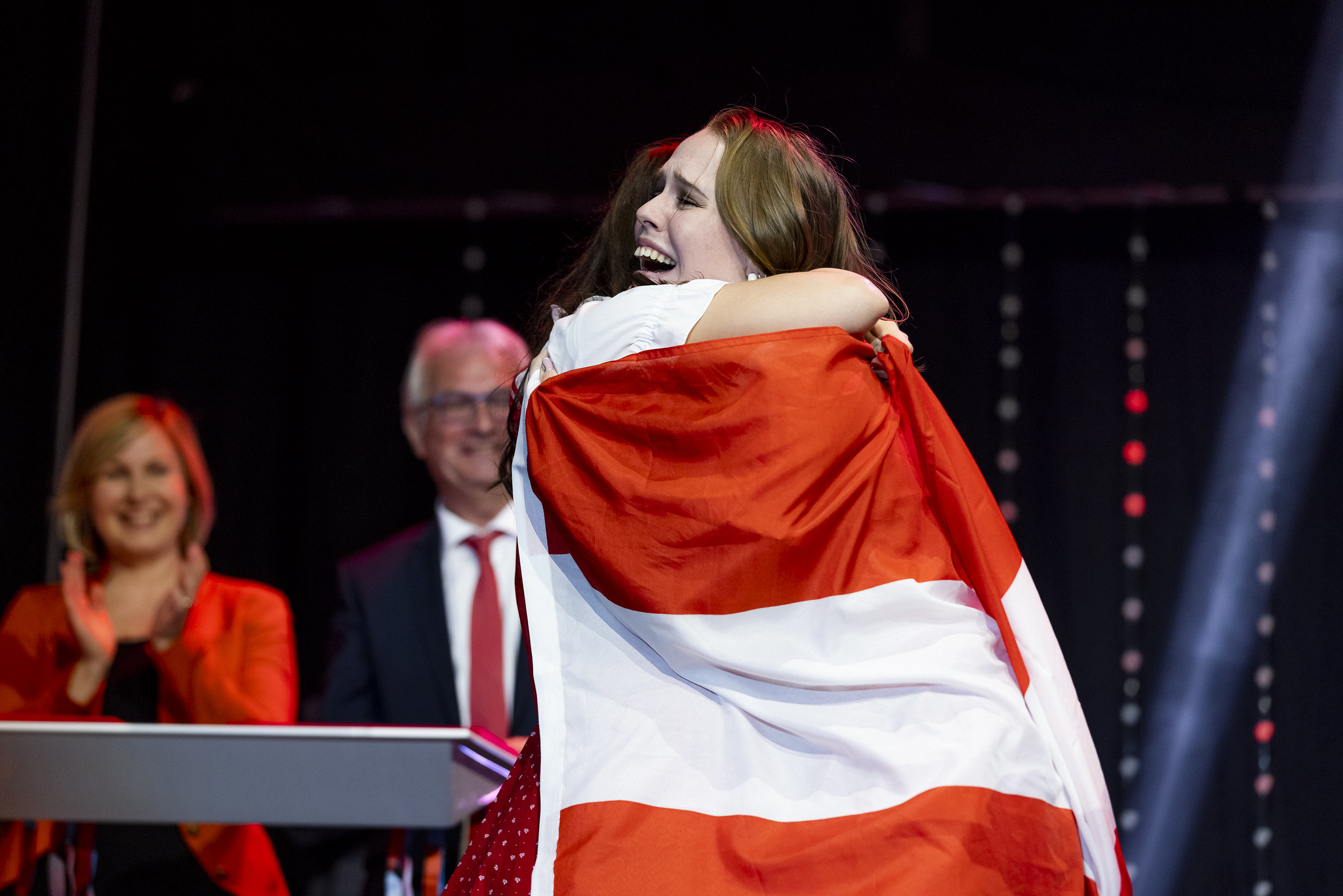 Freudentränen: Die Grazerin Lisa Tschiltsch und Teampartnerin Christina Strauß holten sich die Goldmedaille in Mode-Technologie und den "Best of Nation" Award.