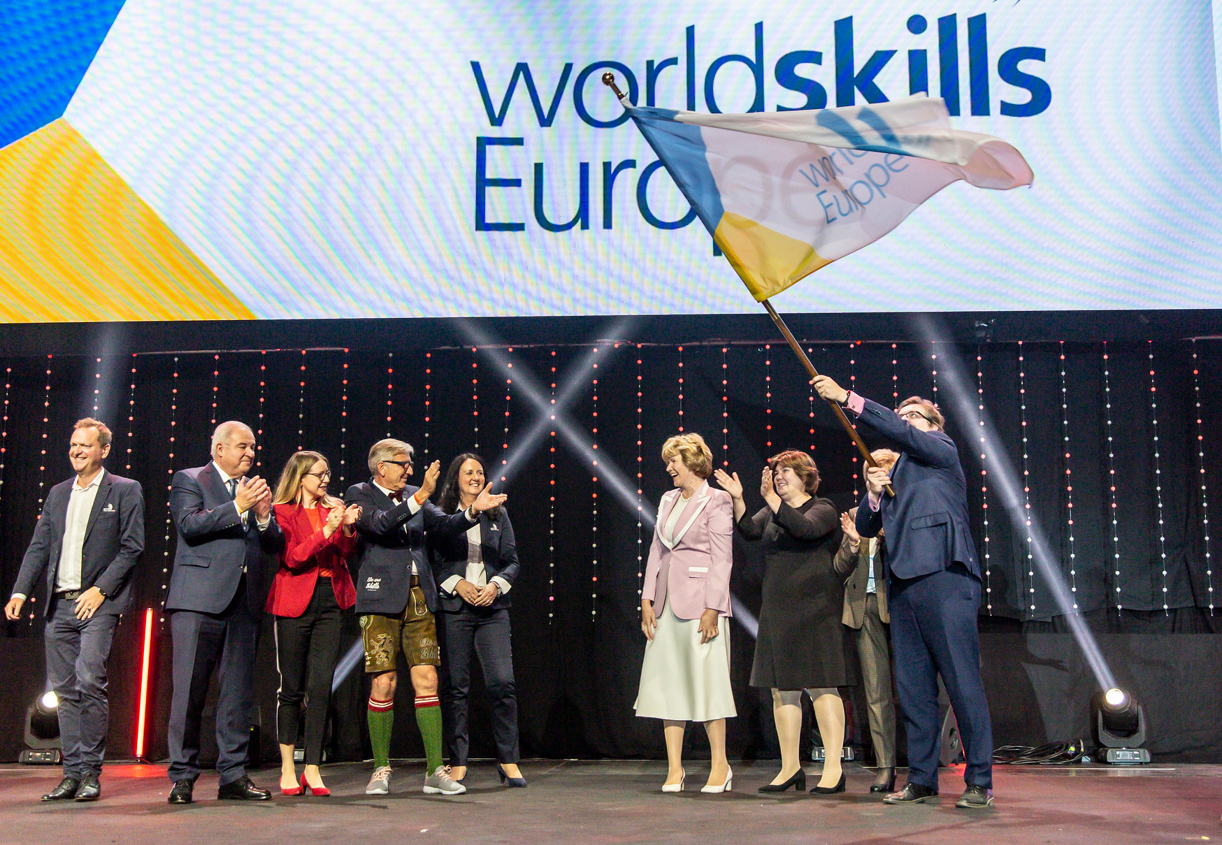 Feierliche Übergabe an die Partnerstadt: WKO Steiermark Präsident Josef Herk und Bundesministerin Margarete Schramböck übergeben die EuroSkills-Flagge an St. Petersburg.