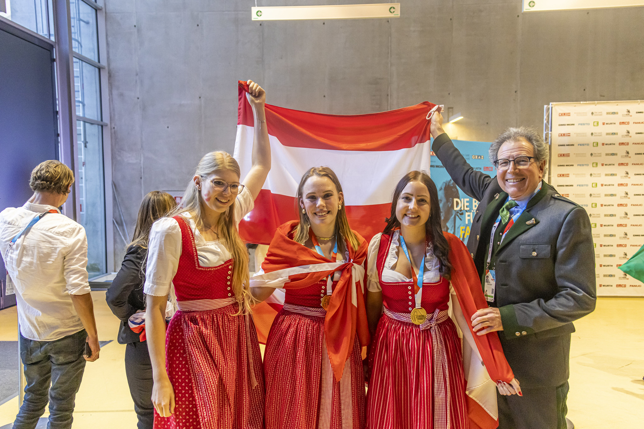 Freudentränen: Die Grazerin Lisa Tschiltsch (l.) und Teampartnerin Christina Strauß holten sich die Goldmedaille in Mode-Technologie und den "Best of Nation" Award.