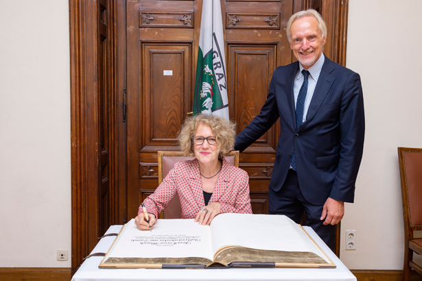 Corine Mauch, Stadtpräsidentin von Zürich, trug sich heute ins Goldene Buch der Stadt Graz ein. Stadtrat Günter Riegler empfing sie. © Stadt Graz/Fischer Corine Mauch, Stadtpräsidentin von Zürich, trug sich heute ins Goldene Buch der Stadt Graz ein. Stadtrat Günter Riegler empfing sie.