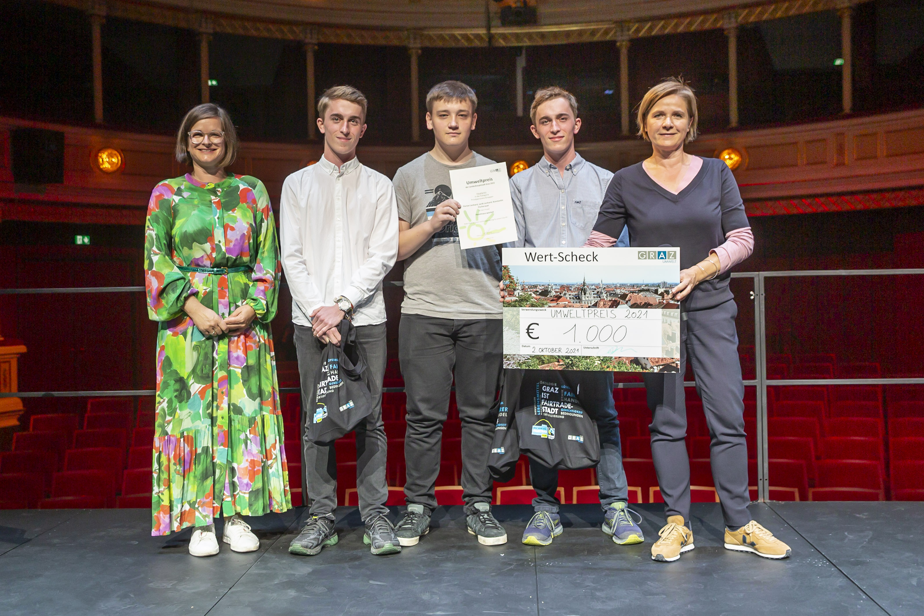 Janik Lenhard, Konstantin Fischerauer und Florian Lenhard (v. l.) bekamen von Stadträtin Judith Schwentner (r. ) und SOS-Kinderdorf Süd Geschäftsleiterin Heidi Fuchs (l. ) den Umweltpreis 2021 überreicht.