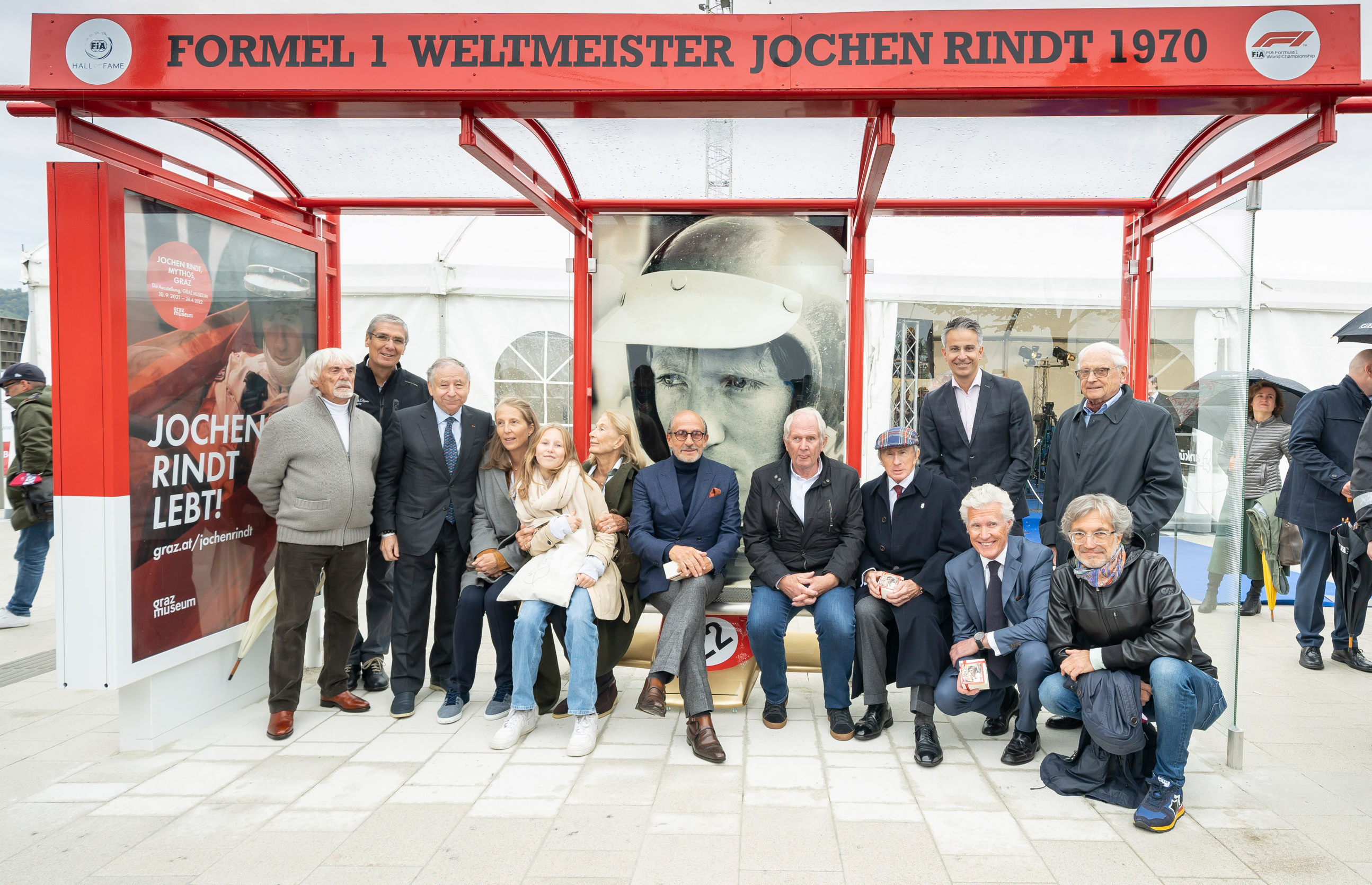 Die Straßenbahnhaltestelle "Jochen-Rindt-Platz" ist bereit für die ersten Fahrgäste. 