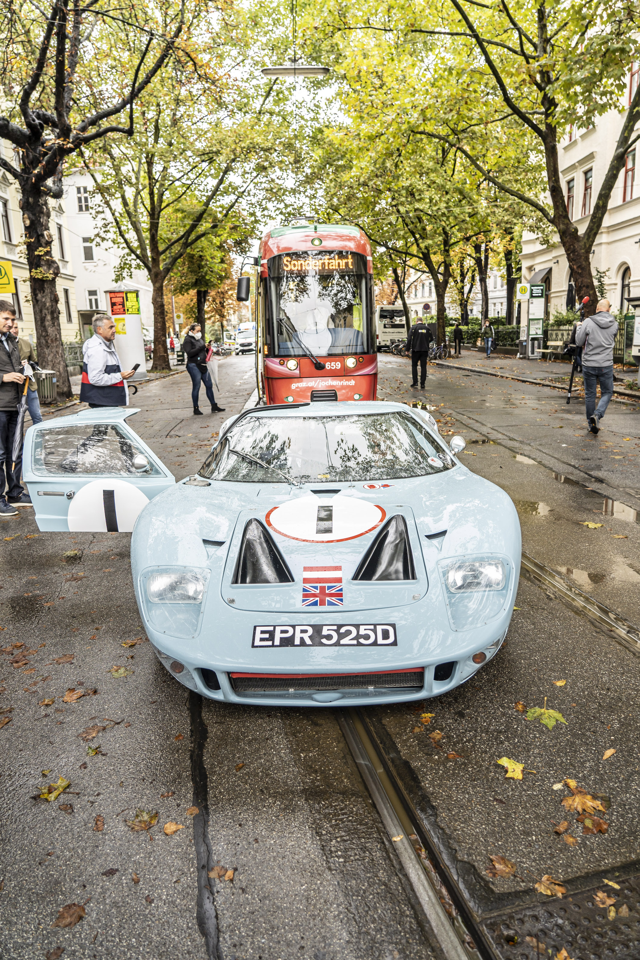 Besonderes Highlight war die Tandem-Fahrt eines Ford GT40, den Rindt in Le Mans gefahren ist, und der Jochen-Rindt-Straßenbahn. Der Rennwagen ist jetzt im Graz Museum zu sehen.
