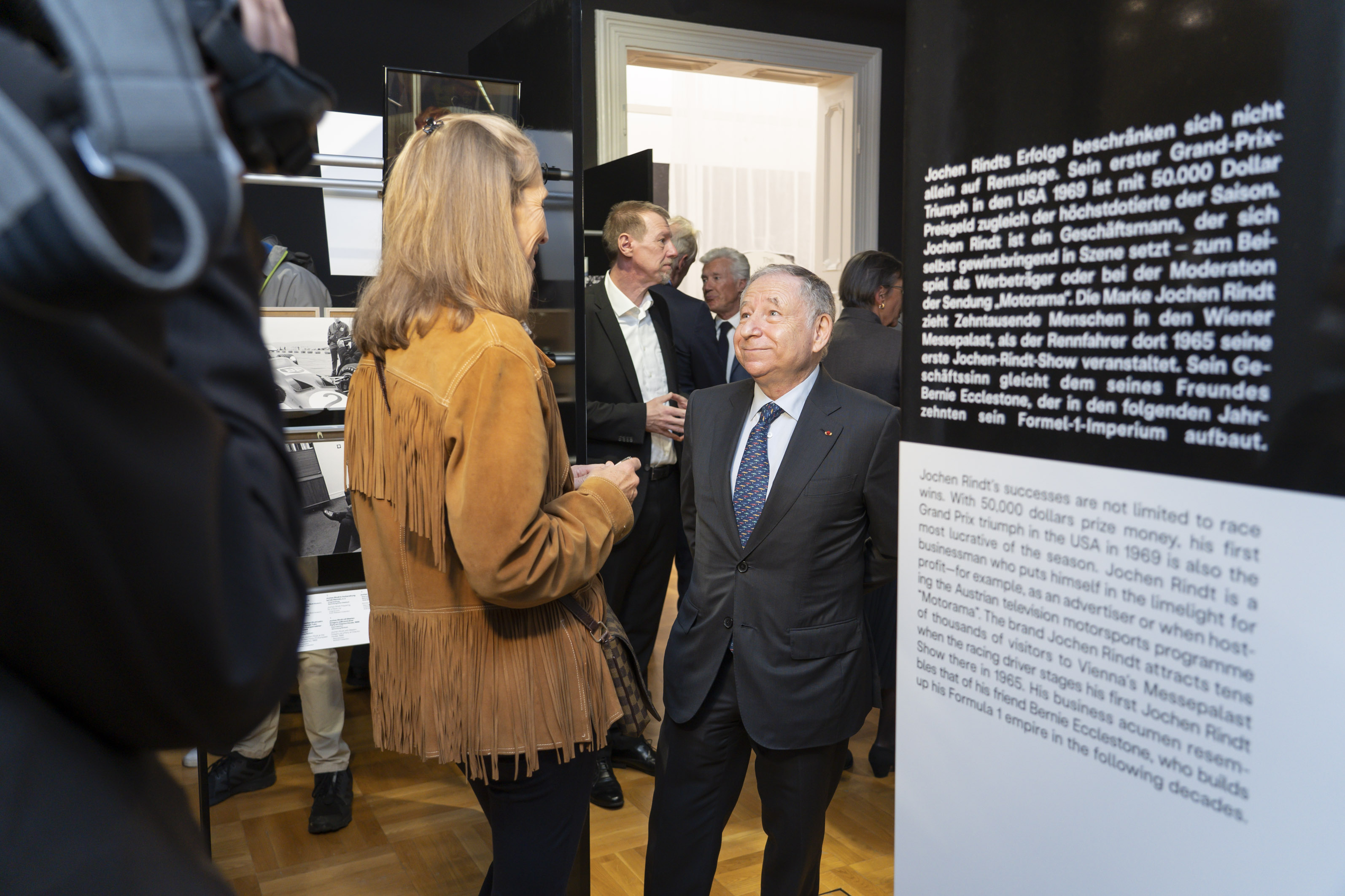 FIA Präsident Jean Todt tauscht sich mit Natascha Rindt über die Ausstellung aus