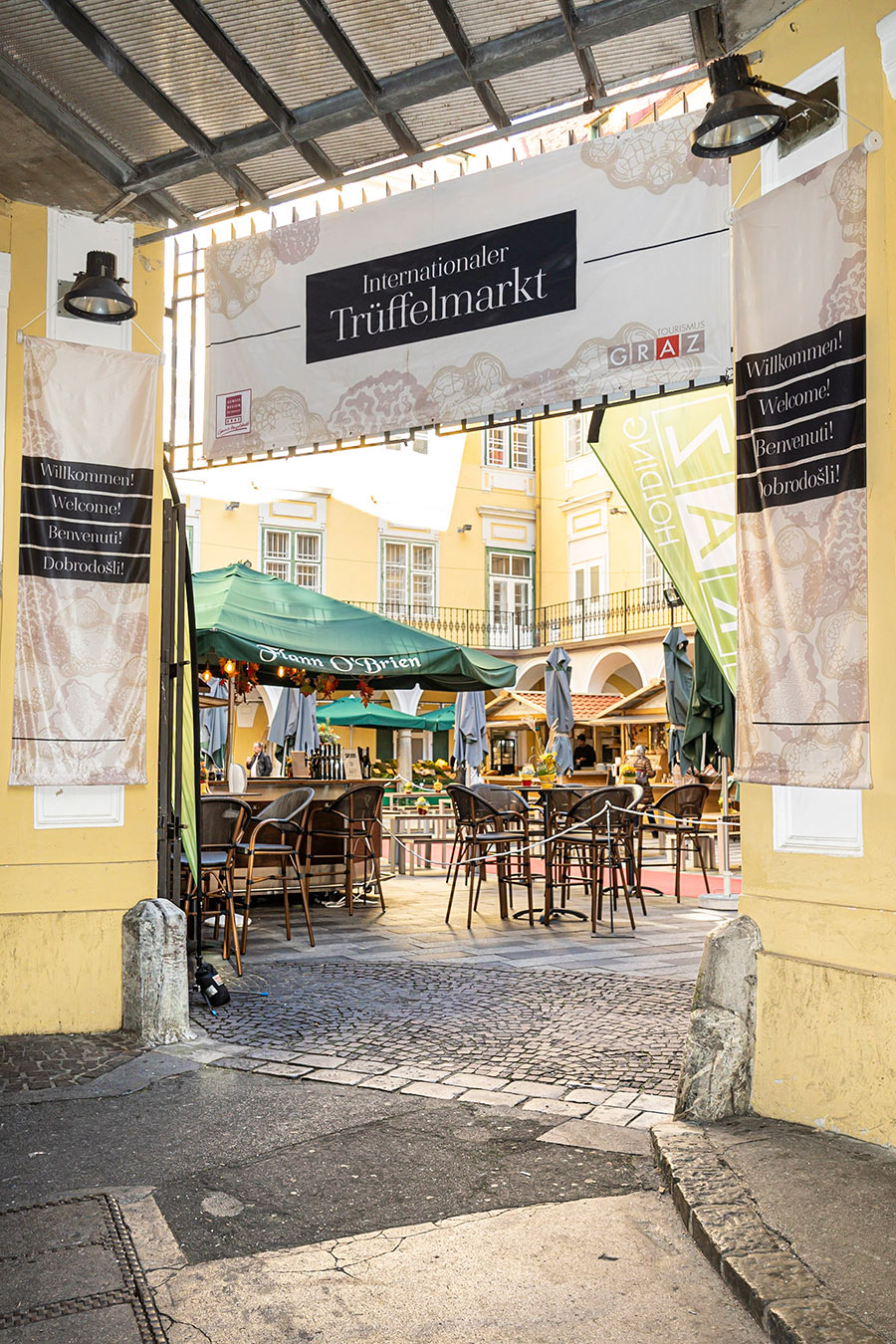 Das Trüffelfestival findet im Paradeishof, das ist der Innenhof des Kastner & Öhler statt. Zugang ist über die Murgasse.