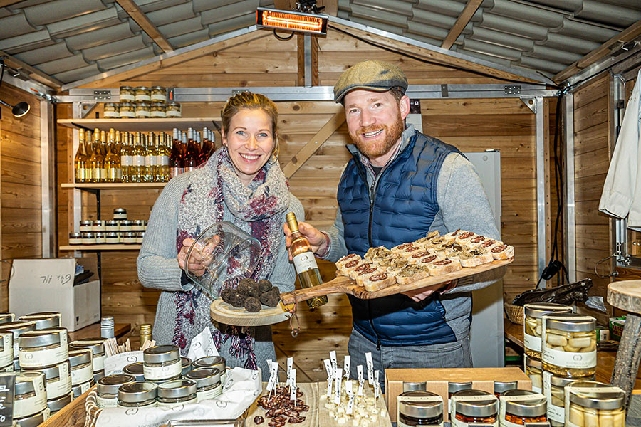 Ob frische Trüffel, Käse, Salami oder Wein - der Trüffelmarkt bietet zahlreiche Köstlichkeiten