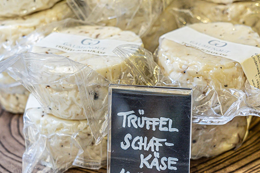 Ob frische Trüffel, Käse, Salami oder Wein - der Trüffelmarkt bietet zahlreiche Köstlichkeiten © Stadt Graz/Fischer Ob frische Trüffel, Käse, Salami oder Wein - der Trüffelmarkt bietet zahlreiche Köstlichkeiten