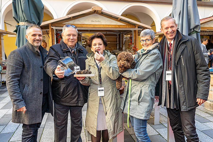 Sie haben das Festival eingefädelt und organisiert: Giuseppe Perna, Bernd Weiss (GBG), Walttraud Hutter (Genusshauptstadt), Gabriele Sauseng mit Trüffelsuchhund Pablo sowie Graz-Tourismus-Chef Dieter Hardt-Stremayr. © Stadt Graz/Fischer Sie haben das Festival eingefädelt und organisiert: Giuseppe Perna, Bernd Weiss (GBG), Walttraud Hutter (Genusshauptstadt), Gabriele Sauseng mit Trüffelsuchhund Pablo sowie Graz-Tourismus-Chef Dieter Hardt-Stremayr.