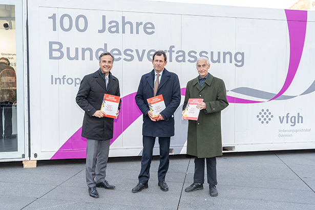 Bürgermeister Siegfried Nagl, VfGH-Präsident Christoph Grabenwarter und Altbürgermeister Alfred Stingl beim Abschluss der Ausstellung am Grazer Hauptplatz. (v.l.)