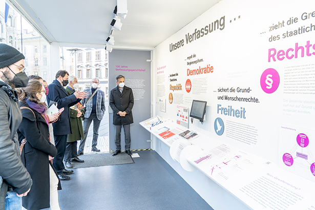 VfGH-Präsident Christoph Grabenwarter führte durch die Ausstellung. © Stadt Graz/Fischer VfGH-Präsident Christoph Grabenwarter führte durch die Ausstellung.