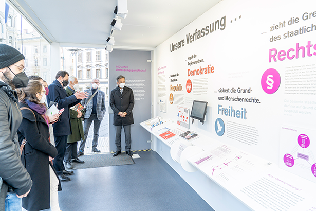 VfGH-Präsident Christoph Grabenwarter führte durch die Ausstellung.