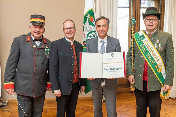 Musiker freuten sich über Auszeichnung: Bezirkskapellmeister Karl Rappold, Bezirksobmann Gernot Hauswirth, Bgm. Siegfried Nagl und Bezirksstabführer Michael Kniepeiß (v.l.) © Stadt Graz/Fischer Musiker freuten sich über Auszeichnung: Bezirkskapellmeister Karl Rappold, Bezirksobmann Gernot Hauswirth, Bgm. Siegfried Nagl und Bezirksstabführer Michael Kniepeiß (v.l.)