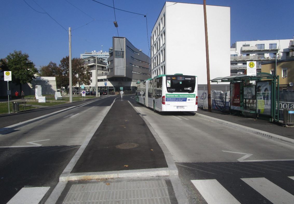 Karlauerstraße, Haltestelle Albert-Schweitzer-GasseNeues Wartehaus mit Fetter Henne am Dachukkulenten © Stadt Graz/Wehap Karlauerstraße, Haltestelle Albert-Schweitzer-GasseNeues Wartehaus mit Fetter Henne am Dachukkulenten