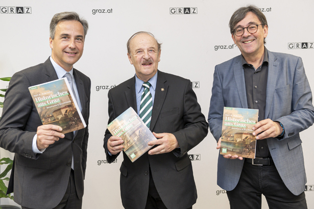 Hurra, Band III ist da! Prof. Karl Albrecht Kubinzky präsentierte heute gemeinsam mit Bürgermeister Siegfried Nagl (l.) und Leykam-Verlagsleiter Wolfgang Hölzl das neue BIG-Buch.
