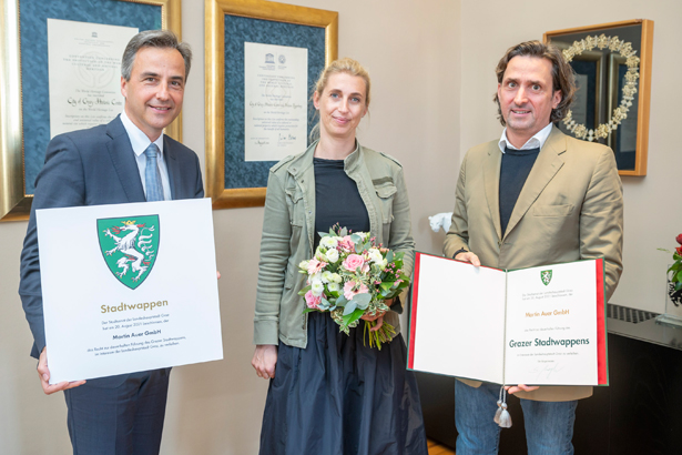 Bürgermeister Siegfried Nagl überreichte heute Barbara und Martin Auer das Grazer Stadtwappen. © Stadt Graz/Fischer Bürgermeister Siegfried Nagl überreichte heute Barbara und Martin Auer das Grazer Stadtwappen.