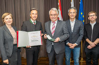 Ehrenzeichen in Gold für Professor Max Taucher. © Stadt Graz/Fischer Ehrenzeichen in Gold für Professor Max Taucher.