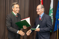 Handshake und Ehrenzeichen in Gold für Hofrat Dr. Alfred Hudin. © Stadt Graz/Fischer Handshake und Ehrenzeichen in Gold für Hofrat Dr. Alfred Hudin.