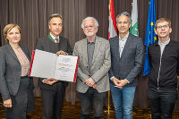 Dr. Markus Jaroschka wurde der Bürgerbrief der Stadt Graz übergeben.